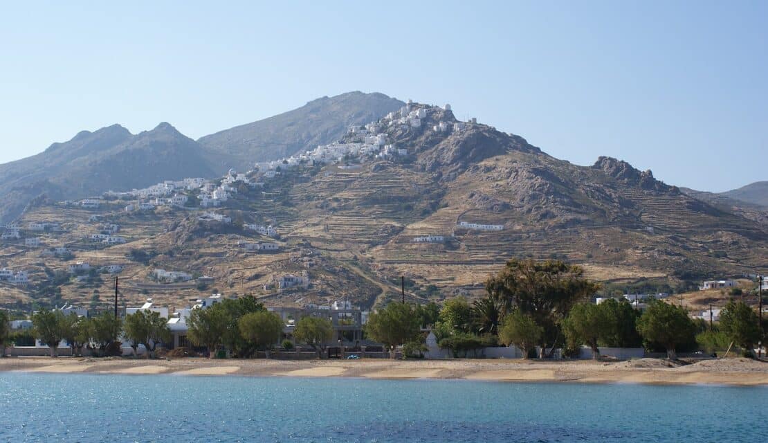 NCaved, une maison intégrée dans la falaise de Serifos