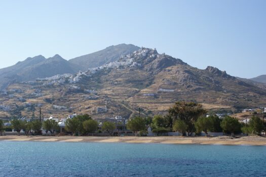 NCaved, une maison intégrée dans la falaise de Serifos