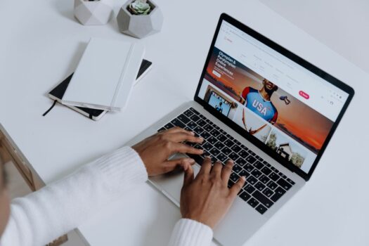 Pourquoi l’Airbnb explose en Grèce - canva