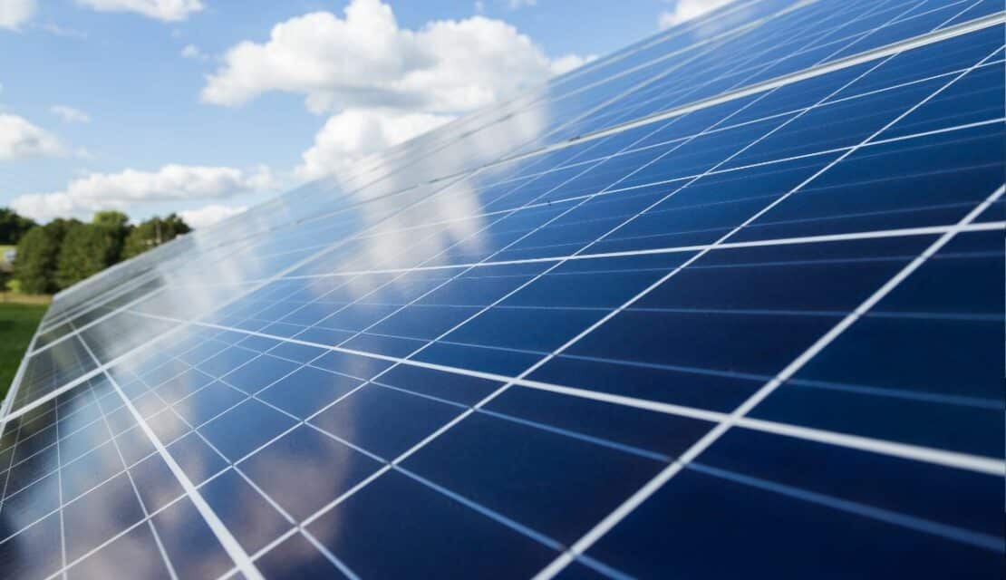 Choisir le photovoltaïque pour son investissement immobilier en Grèce